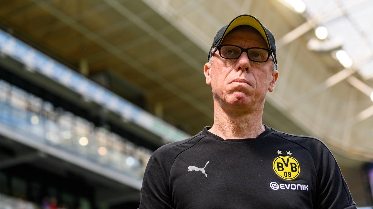 ...und Peter Stöger verpflichtet. Der Österreicher war nur eine Woche zuvor in Köln gefeuert worden. Mehr als eine Interimslösung bis Sommer 2018 ist er nicht. "Er wird ein Freund bleiben", konstatiert Watzke im Frühjahr, als die Trennung feststeht