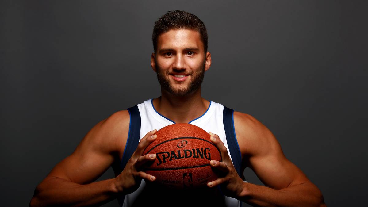 MAXI KLEBER (Dallas Mavericks): Der Vertrag des Deutschen läuft aus und muss neu verhandelt werden. Doch Kleber gibt sich selbstbewusst. "Einen Rollenspieler wie mich kann, denke ich, jedes Team gebrauchen, weswegen ich glaube, dass ich gut nach Dallas passe", sagte der 27-Jährige bei "DAZN" und "Spox". Dennoch will der Nationalspieler auch andere Optionen prüfen