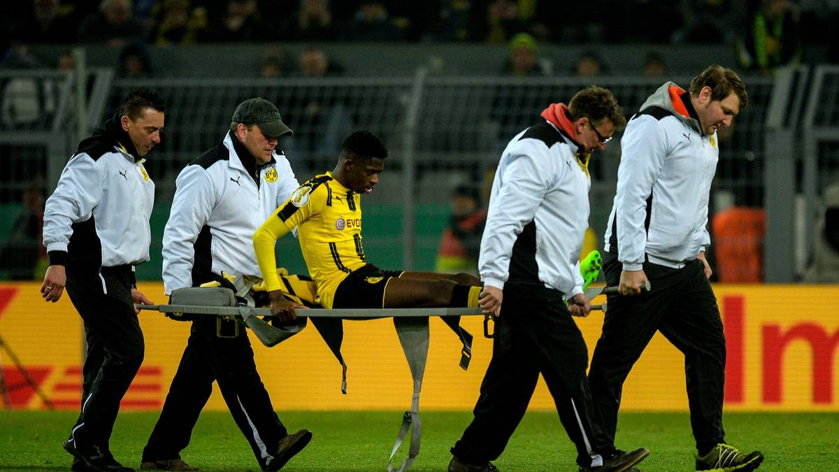 Trotz der zusätzlichen Wechselmöglichkeit im Pokal, Tuchel nutzte sie bereits vorher, muss Dortmund in der Verlängerung in Unterzahl ran: Ousmane Dembele wird wegen Oberschenkelproblemen rausgetragen, kommt wenig später aber wieder zurück