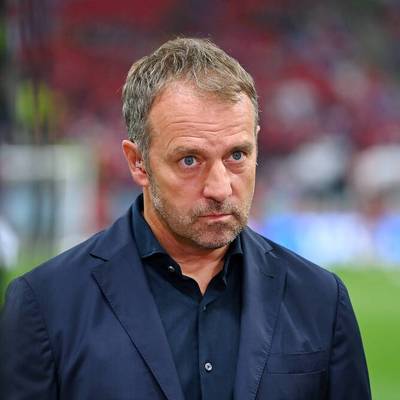 Nun ist die Entscheidung über die Personalie Hansi Flick gefallen! Der 57-Jährige macht als Bundestrainer weiter.