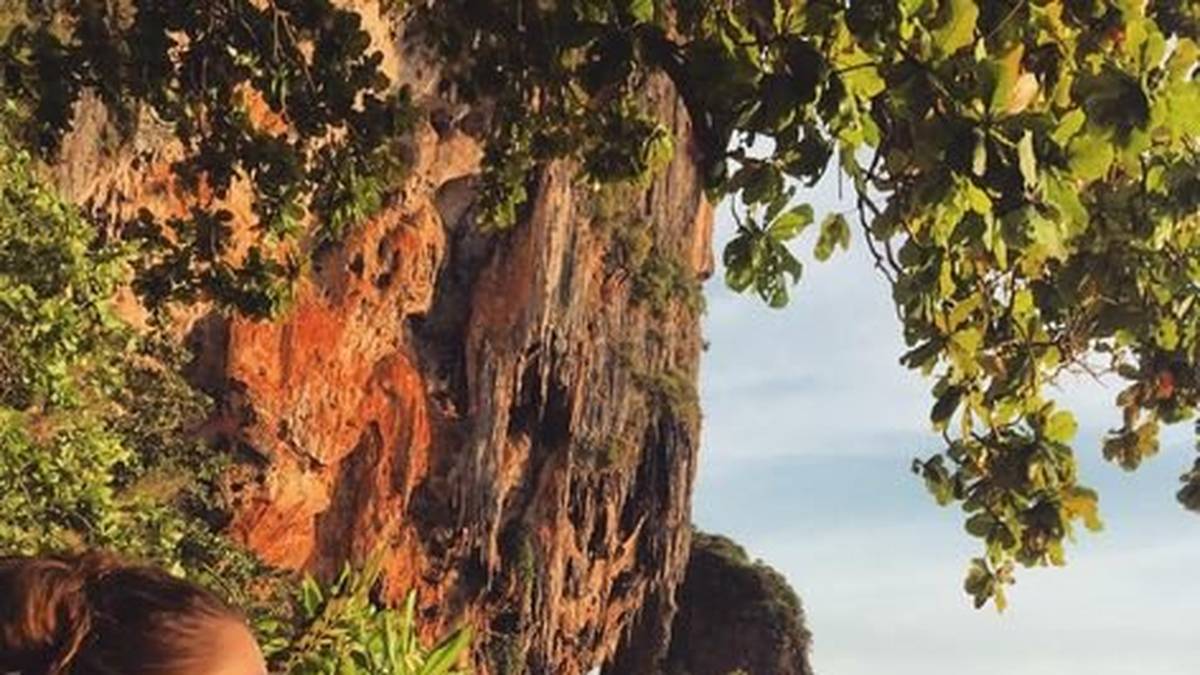 Julia Vigas sonnt sich am Strand. Die Frau von Bayerns Thiago Alcantara wird aber bald wieder auf den europäischen Tribünen zu finden sein