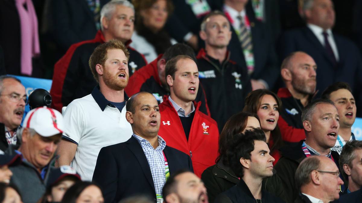 Aus diesem Grund hat sich auch die königliche Prominenz im Twickenham Stadium eingefunden. Prinz Harry, Prinz William und Herzogin Kate (M., v.l.) singen bei "God save the Queen" kräftig mit