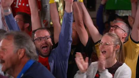 Im Fantalk bejubeln die Bayern Fans den Sieg. Es folge jedoch kritische Stimmen über die Schiedsrichter Entscheidungen.