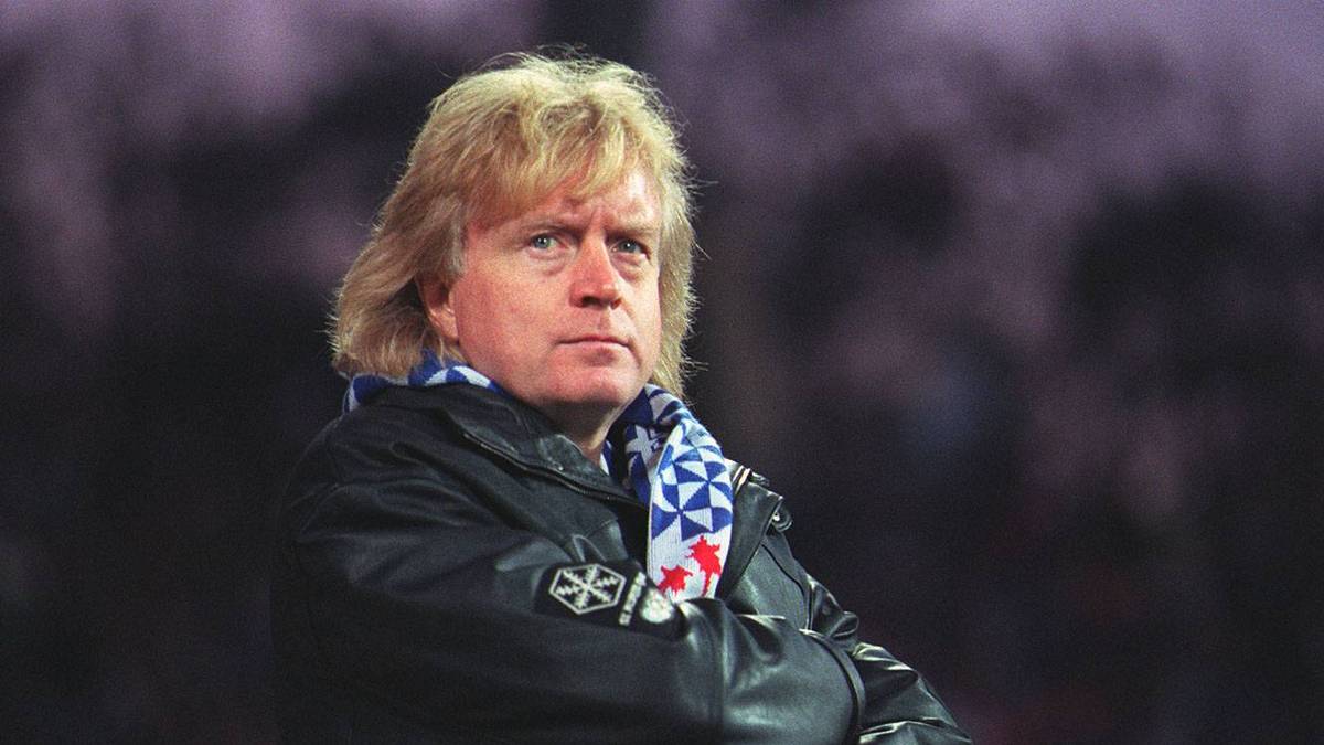 Möller zeigt sich nicht gerade reumütig und teilt gegen Karlsruhes Trainer Winnie Schäfer aus. "Bei jedem anderen Trainer hätte ich dem Schiri gesagt: kein Elfmeter. Aber der Schäfer hat mich immer niedergemacht"

