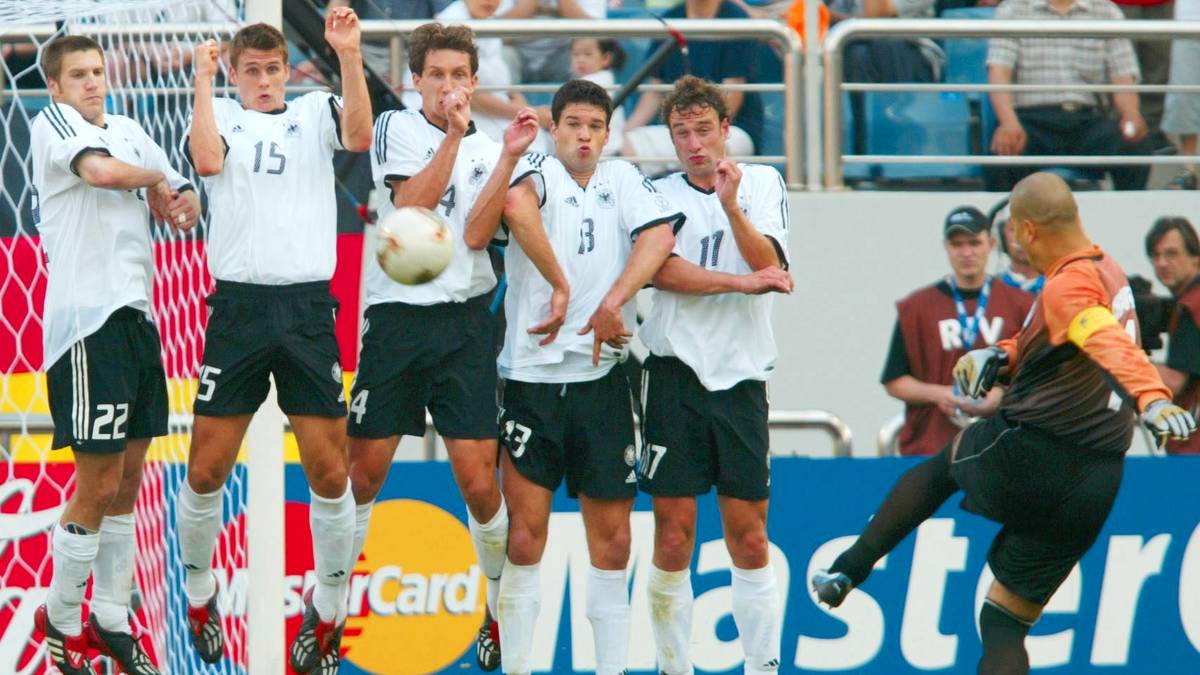 PLATZ 14 - JOSÉ LUIS CHILAVERT (Paraguay): Mit "schillernd" ist die Karriere des paraguayischen Nationalhelden noch zurückhaltend beschrieben. Chilavert war nicht nur Torhüter, sondern auch Standardspezialist. Die rund 60 Treffer im Verlauf seiner Karriere rührten zu einem Großteil aus Freistößen. Auf der Linie war er allerdings auch kein Schlechter