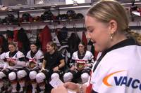 Die deutsche Eishockey-Nationalmannschaft der Frauen stimmt sich auf ganz besondere Weise auf die Partie gegen Frankreich im Deutschland Cup ein. 