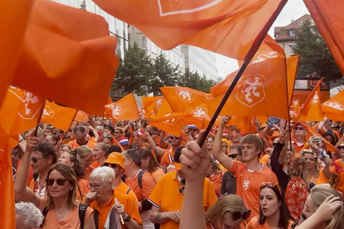 Tausende Oranje-Fans zogen am Mittwochnachmittag vor dem EM-Spiel gegen England durch die Stadt Zürich.