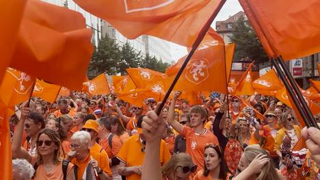 Tausende Oranje-Fans zogen am Mittwochnachmittag vor dem EM-Spiel gegen England durch die Stadt Zürich.