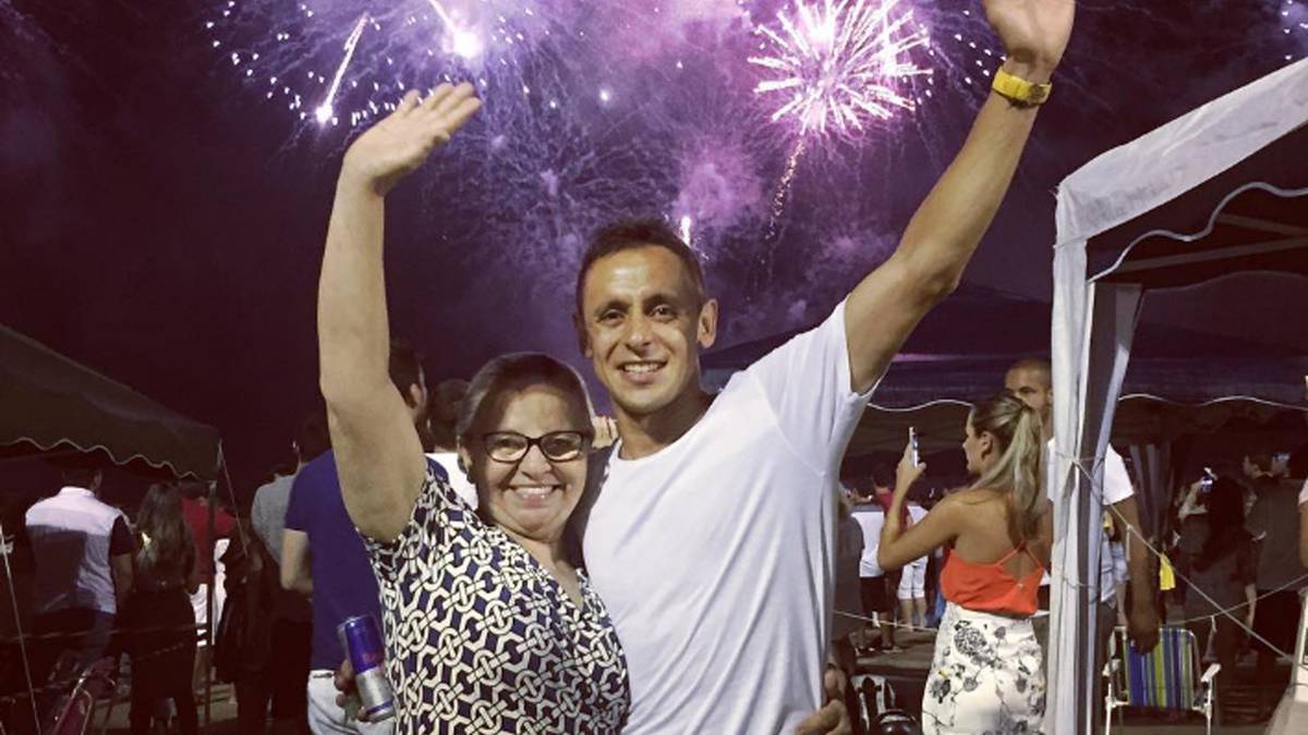 Großes Feuerwerk in Brasilien. Für Bayerns Rafinha gibt es gleich doppelten Grund zu feiern: Das neue Jahr 2017 beginnt und seine Mutter hat Geburtstag. SPORT1 zeigt, wie die Stars Silvester verbrachten