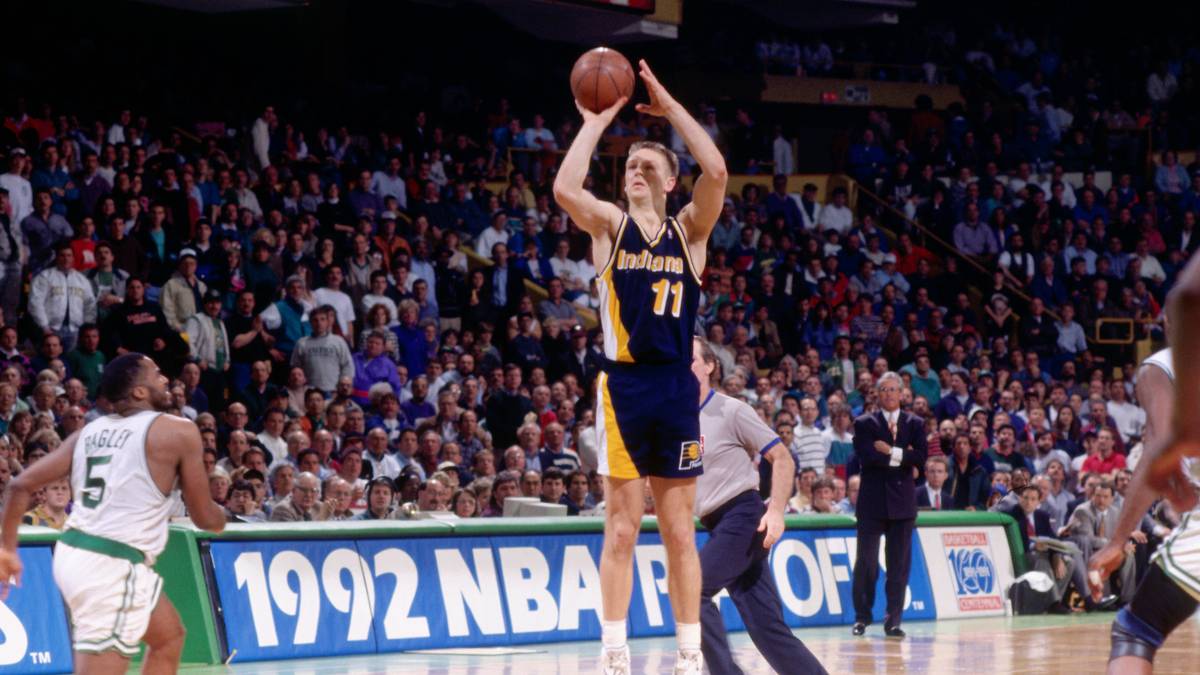 Small Forward Schrempf, bei den Fans mit dem Spitznamen "Det the Threat" gefürchtet wie geachtet, wird drei Mal zum All Star gewählt und gewinnt 1991 und 1992 im Trikot der Indiana Pacers die Auszeichnung zum "Sixth Man" des Jahres