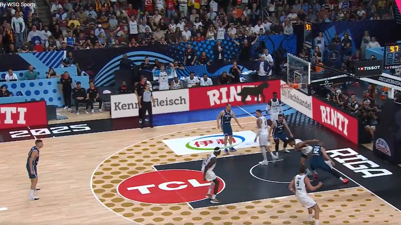 Schreckmoment! DBB-Profi knickt um