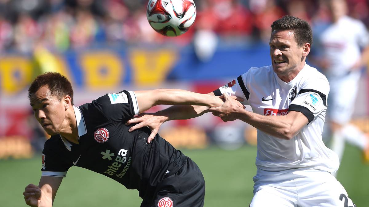 Die Gastgeber (hier Sascha Riether) bekommen einen Mainzer nicht zu fassen. Shinji Okazaki (l.) sorgt mit seinen beiden Toren in der 39. und 45. Minute für die Pausenführung der Mainzer