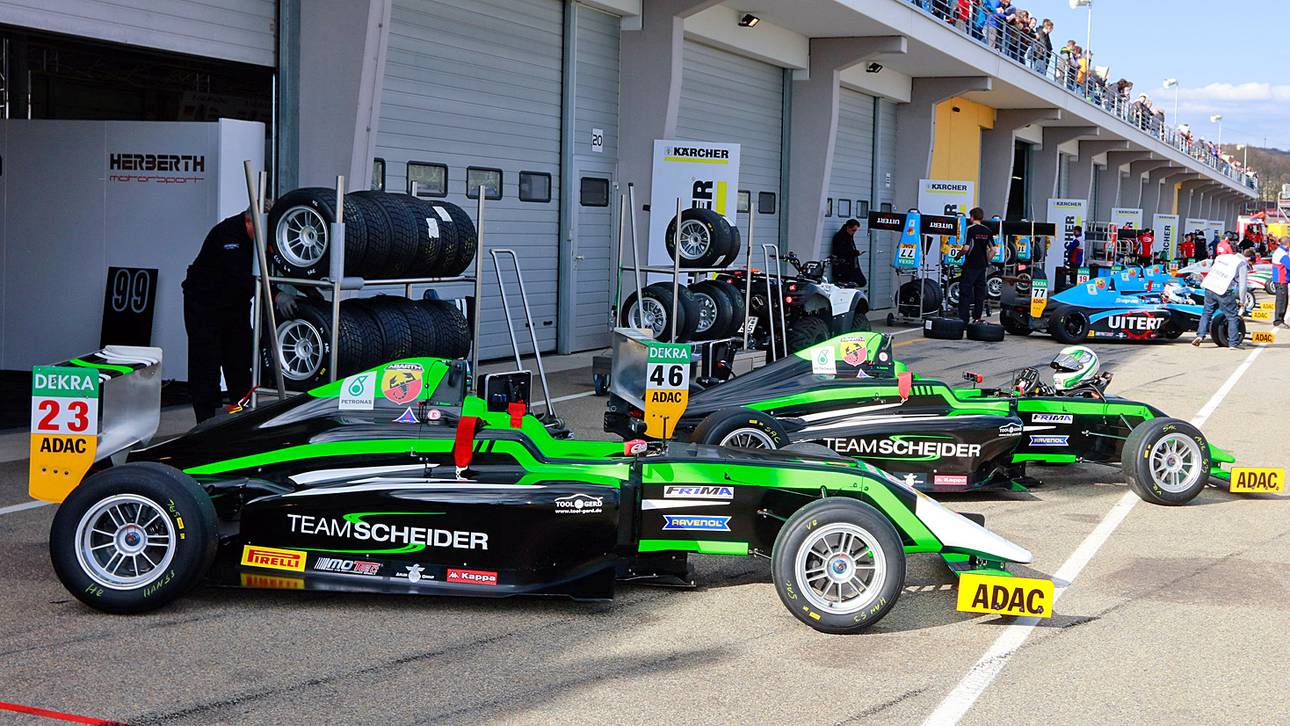 Autos vom Team Scheider vor der Garage