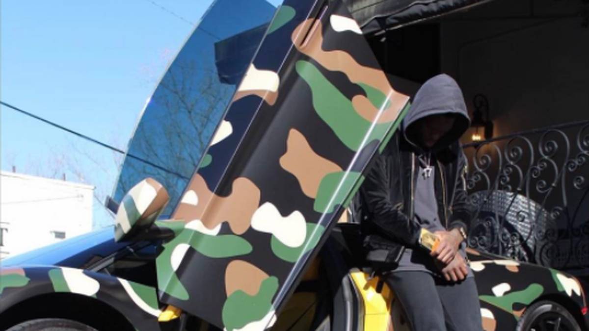 Dazu zählt unter anderem ein Lamborghini im Camouflage-Look