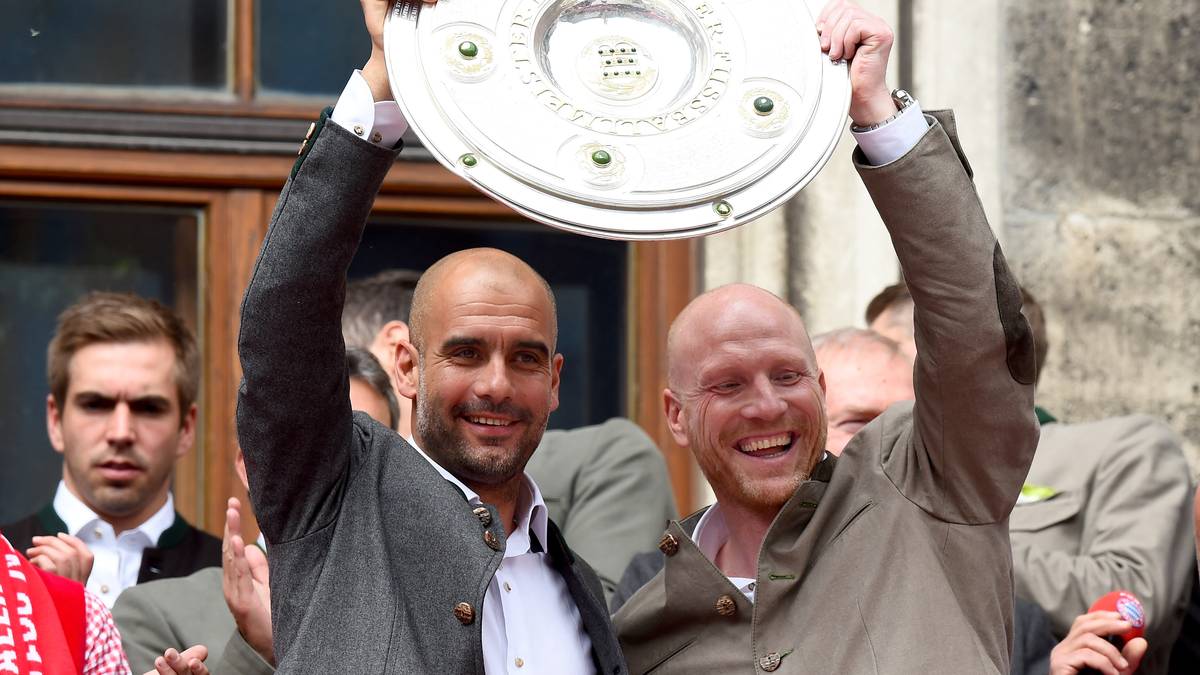 Auch mit Heynckes-Nachfolger Pep Guardiola hat Sammer allen Grund zum Feiern. Zusammen gewinnen sie sechs Titel in drei Jahren  