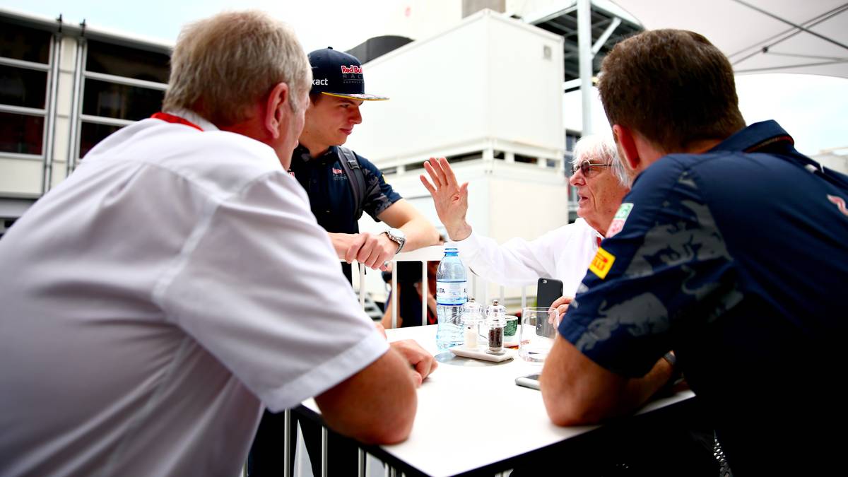Max Verstappen unterhält sich derweil noch einmal mit den Red-Bull-Verantwortlichen Christian Horner und Helmut Marko. Dabei erhält der junge Niederländer auch noch einen Tipp von F1-Promoter Bernie Ecclestone