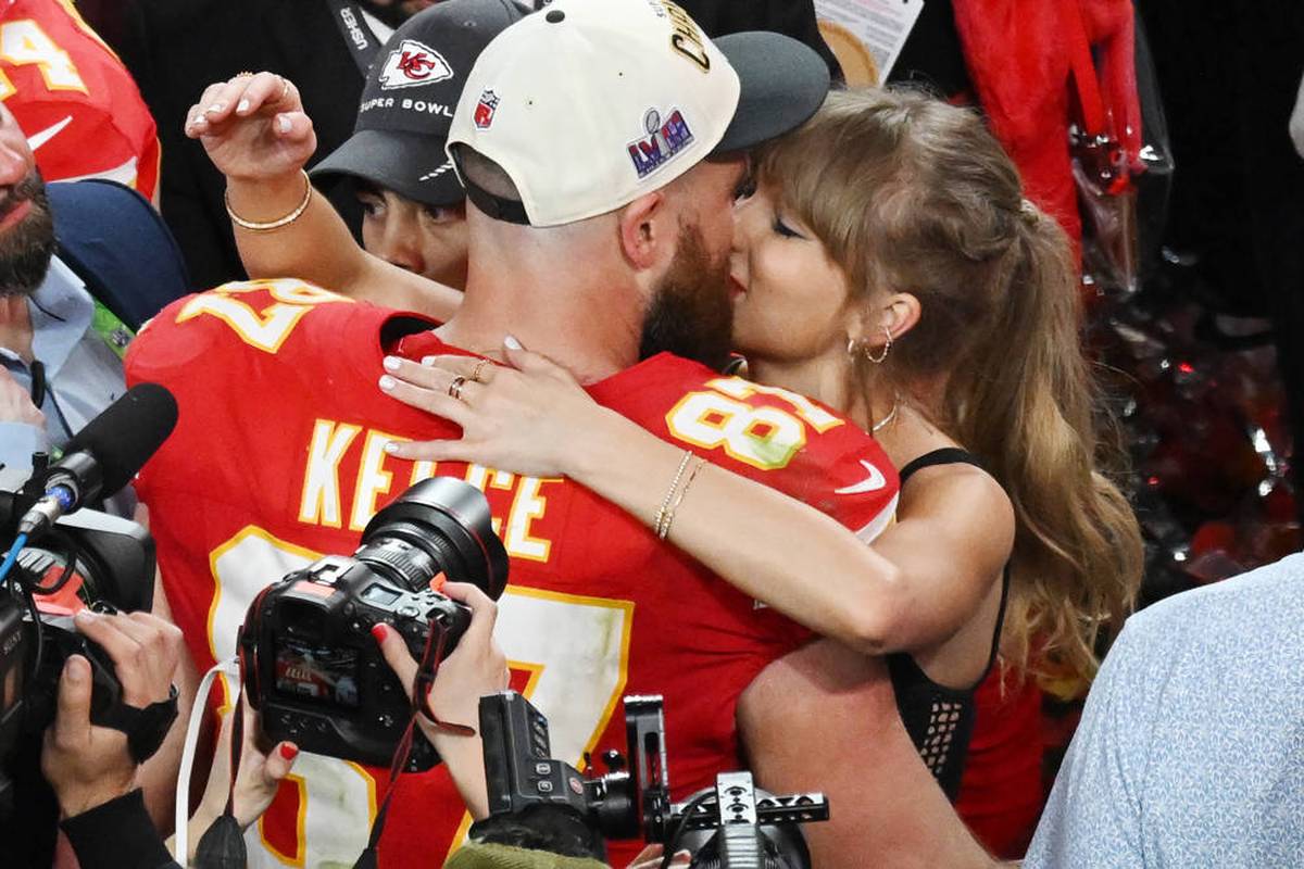 2024 sind die Kansas City Chiefs (mal wieder) das Maß aller Dinge in der NFL. Für Schlagzeilen sorgten diesmal aber nicht nur Patrick Mahomes und Co., sondern auch Pop-Star Taylor Swift.