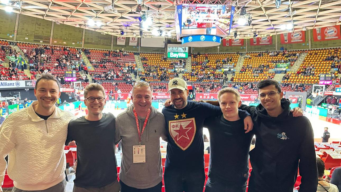 Ein Teil der Poker-WG zu Besuch beim Bayern-Basketball