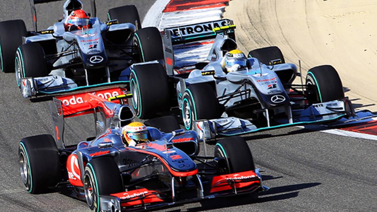 2010: Nach acht Podestplätzen hat Hamilton beim Saisonfinale noch eine theoretische Chance auf den Titel, doch am Ende triumphiert zum ersten Mal Sebastian Vettel im Red Bull