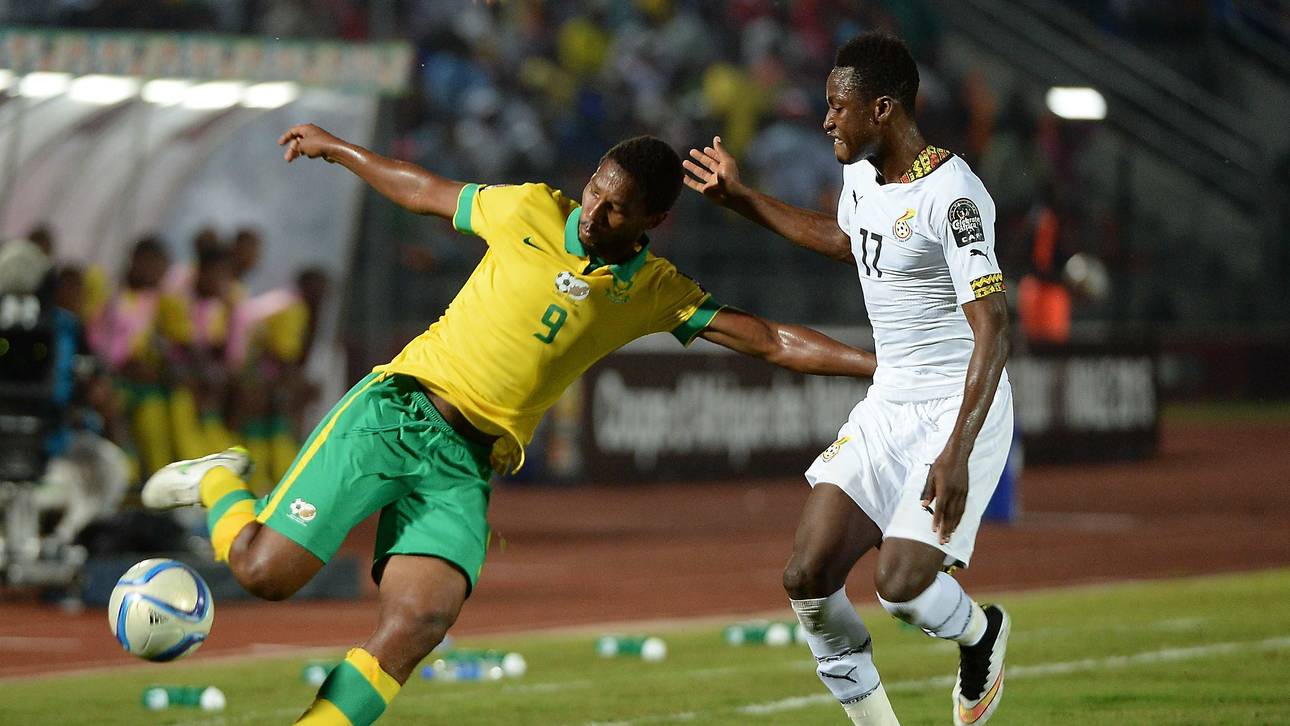 Andre Ayew im Zweikampf mit Abdul Rahman Baba