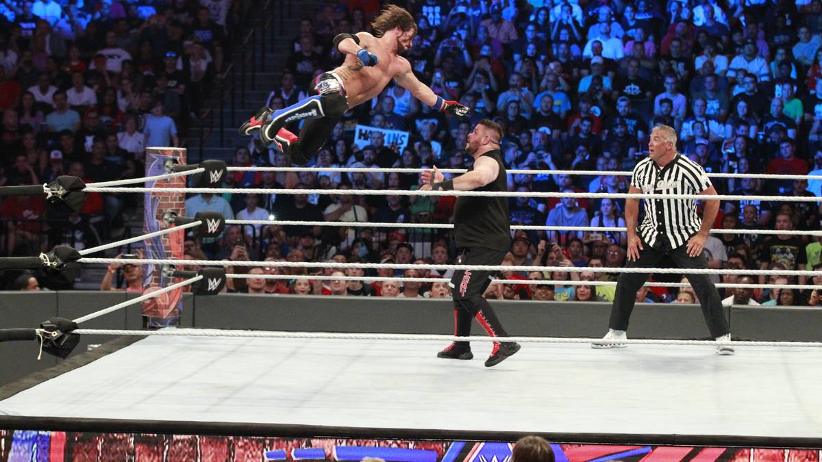 Dem Sohn von Liga-Boss Vince McMahon gelingt das eher schlecht als recht, aber am Ende ist's einerlei. Flugkünstler Styles holt sich einen klaren Sieg