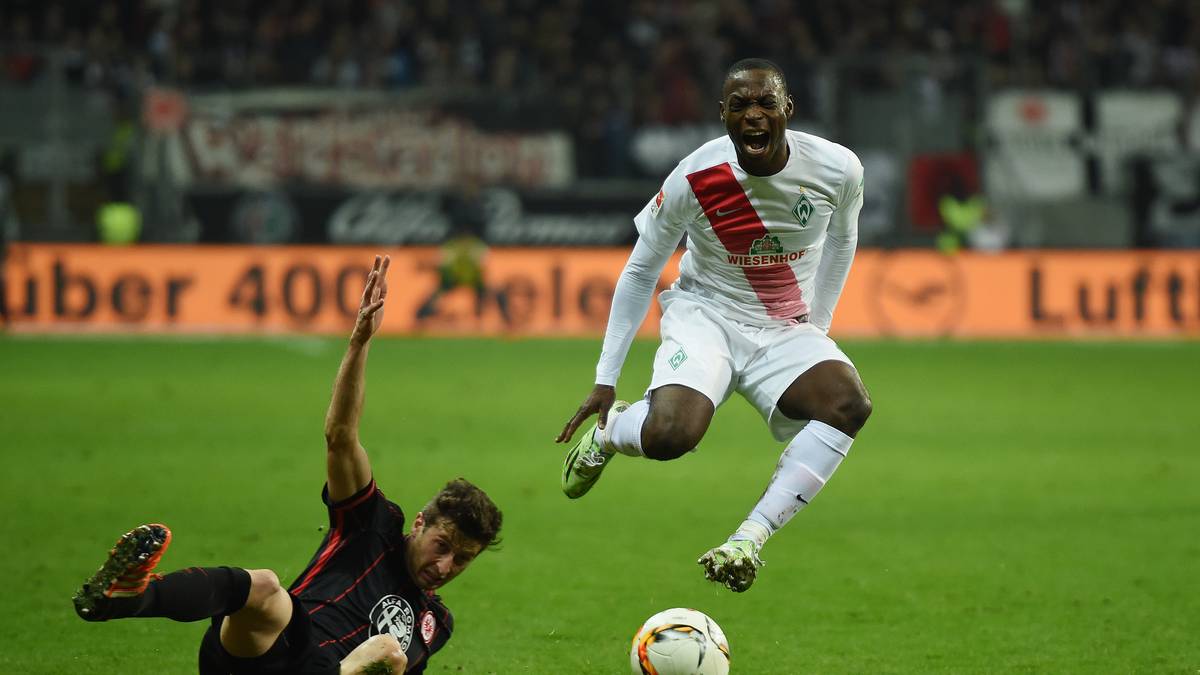 und Bremens Stürmer Anthony Ujah (r.)