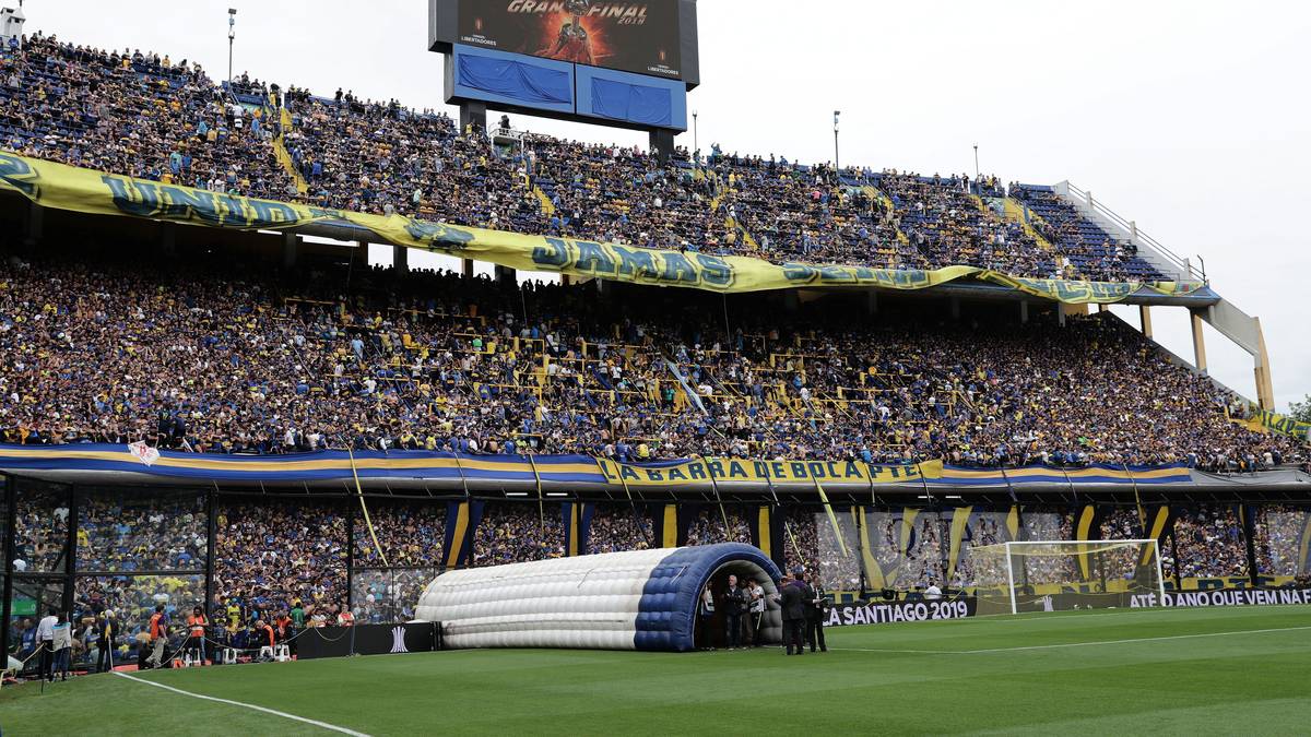 Mit einem Tag Verspätung rollt in La Bombonera in Buenos Aires doch der Ball. Im Final-Hinspiel der Copa Libertadores geht es beim 2:2 zwischen den verfeindeten Klubs Boca Juniors und River Plate mächtig zur Sache. SPORT1 zeigt den Superclasico in Bildern