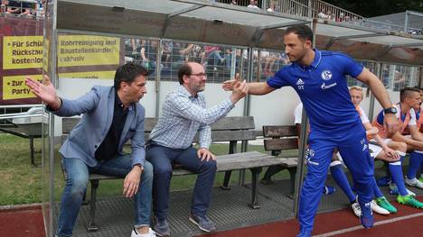 Christian Heidel (l.) ist Sportvorstand bei Schalke 04 - und stärkt Chefcoach Domenico Tedesco