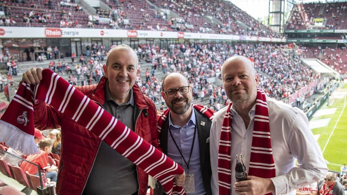 Phil Taylor und Raymond van Barneveld besuchten 2018 gemeinsam das Bundesliga-Spiel 1. FC Köln - FC Bayern