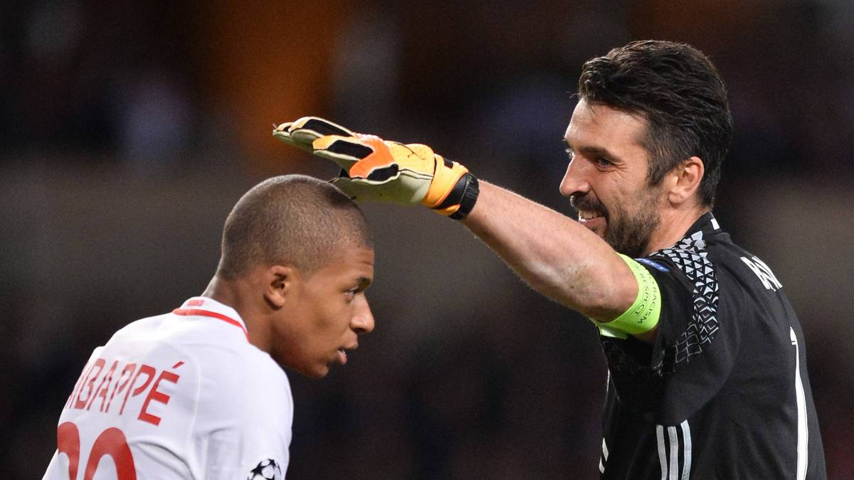 Trost braucht Mbappe (l.) definitiv: Mehrfach scheitert der 18-Jährige an Juves Torwart-Legende Gianluigi Buffon