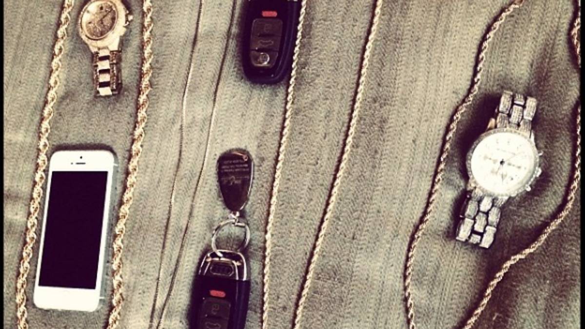 Auf Instagram zeigt Schröder eine Auswahl seiner Goldketten, Armbanduhren, Handys und Autoschlüssel