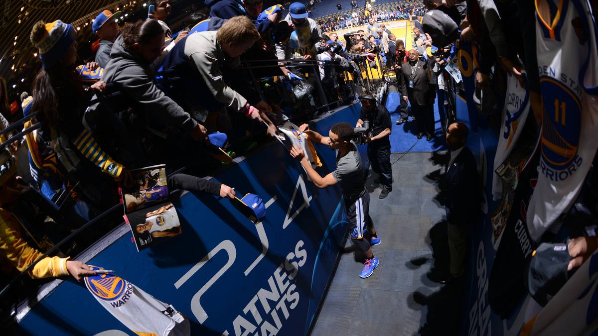  Stephen Curry schreibt vor der Partie gegen Sacramento vor der Partie mehr Autogramme als er später Punkte erzielt. Die Golden State Warriors bauen ihre Serie dennoch auf 18 Startsiege aus