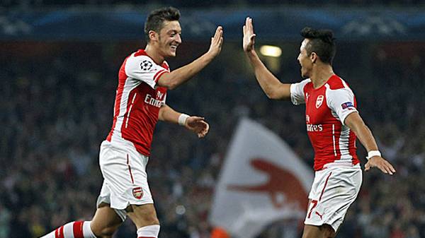 Mesut Özil (l.) spielt bei Arsenals 4:1 gegen Galatasaray 77 Minuten lang, bereitet Alexis Sanchez' Tor zum 3:0 vor