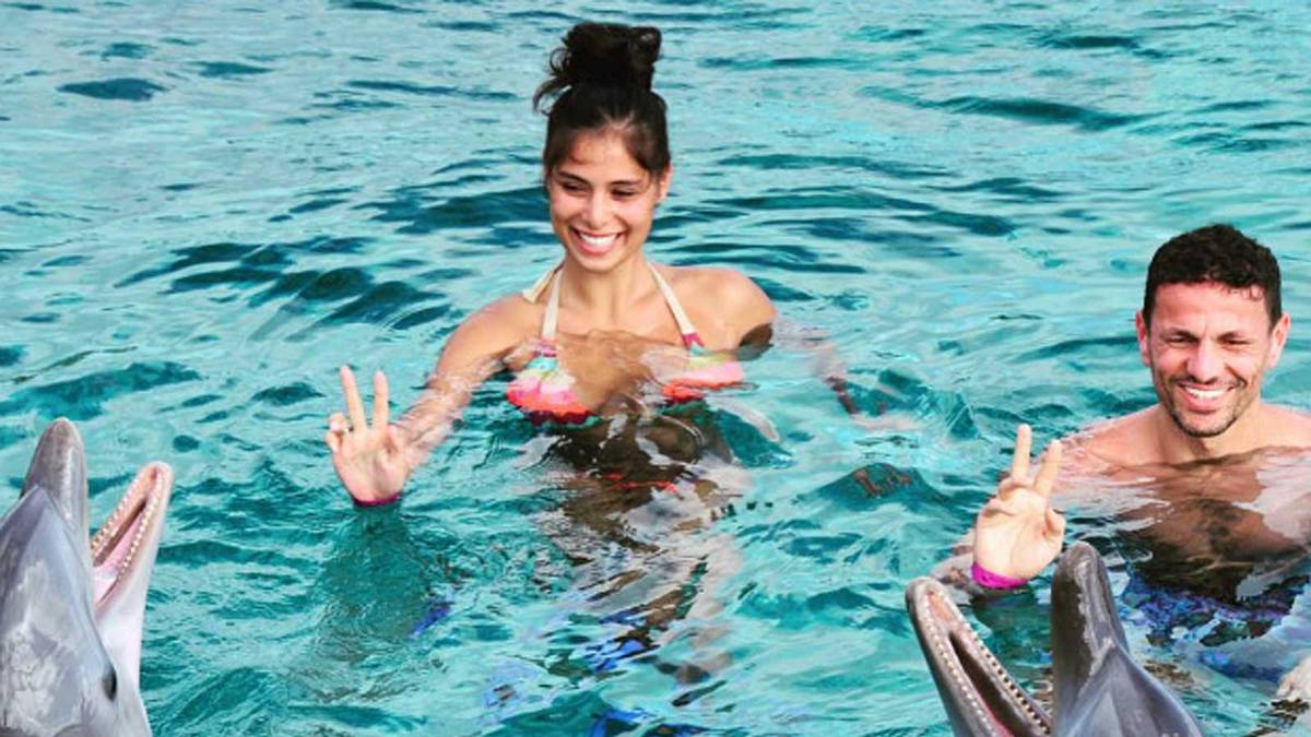 Khalid Boulahrouz vergnügt sich im Urlaub mit Yasminn Verheijen und zwei Delfinen. Alle vier haben beste Laune 