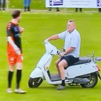 Während einer Partie in der achten niederländischen Liga entlädt ein Nachbar seine Wut an die Spieler und Trainer auf dem Spielfeld. Dabei fährt er mit seinem Moped auf den Rasen und schimpft aufgrund einer Aktion der heimischen Fans.