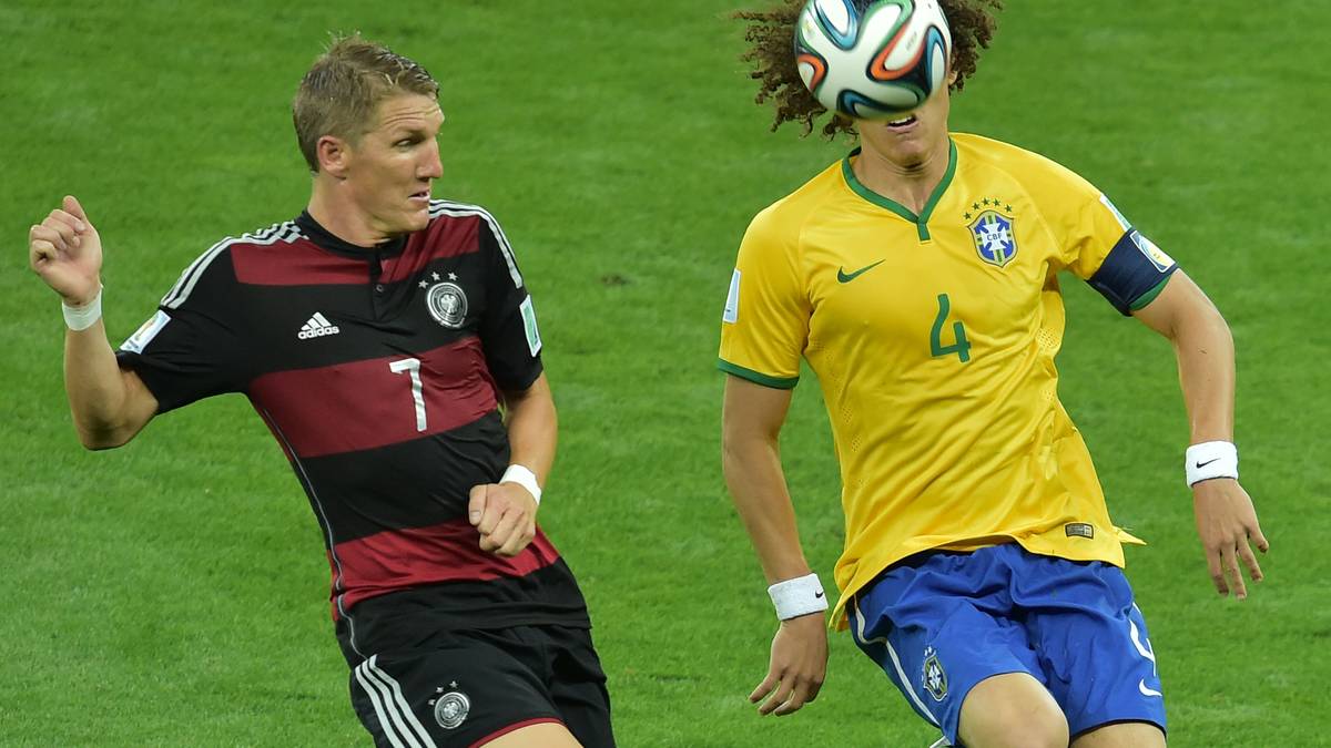 INNENVERTEIDIGUNG - David Luiz (2014): Sein Wechsel vom FC Chelsea zu Paris Saint-Germain für damals atemberaubende 50 Millionen Euro im Sommer 2014 ist schon beschlossene Sache, als der Lockenkopf in Belo Horizonte den Albtraum eines Innenverteidigers erlebt