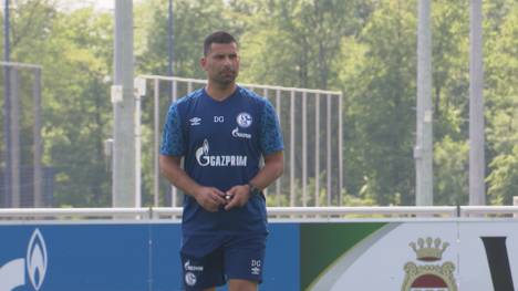 Nach dem Aufstieg von Schalke 04 verlängert sich der Vertrag des freigestellten Ex-Trainers Grammozis automatisch um ein Jahr. 