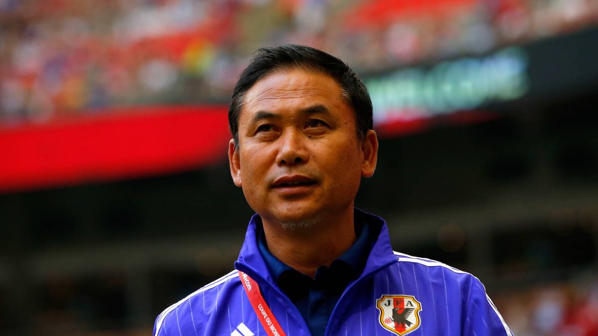 Japans Trainer Norio Sasaki führte sein Team erneut ins WM-Finale, das aber der Gegner aus den USA gewann. Für Japan war es trotzdem ein Erfolg, der zweite Platz bedeutete das Erreichen des dritten großen Endspiels in Folge (nach der WM 2011 in Deutschland und den Olympischen Spielen 2012 in London). Sein Team zeichnete sich durch den außergewöhnlich guten Zusammenhalt aus. Ihre Souveränität und Effizienz machten allen Gegnern Probleme 