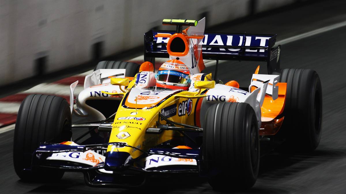CRASHGATE: Die Formel 1 ist reich an Skandalen, beim 800. Grand Prix aber wird ein Millionenpublikum am TV Augenzeuge des wohl größten Eklats. Beim Großen Preis von Singapur 2008 baut Renault-Pilot Nelson Piquet jr. wie aus dem Nichts einen Unfall 