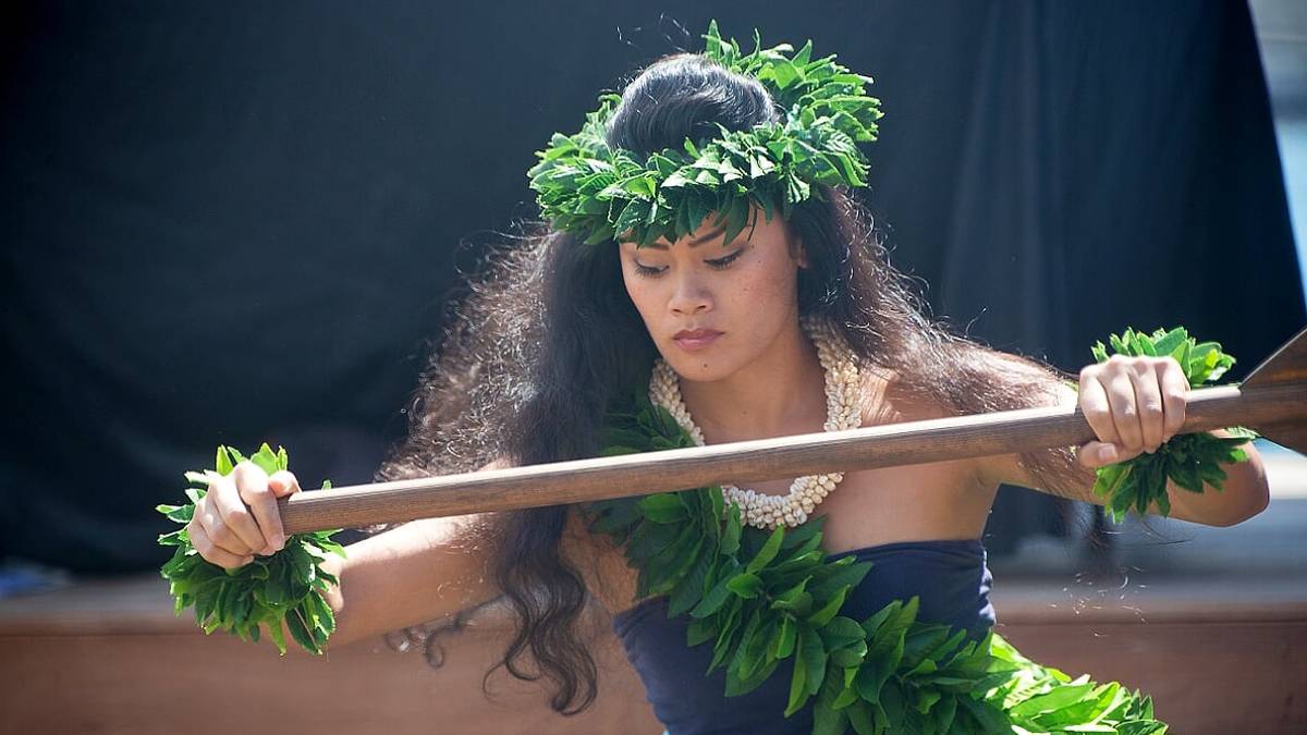 Ein wenig Kultur gibt es obendrein: Eine Einheimische führt hawaiianische Tänze auf