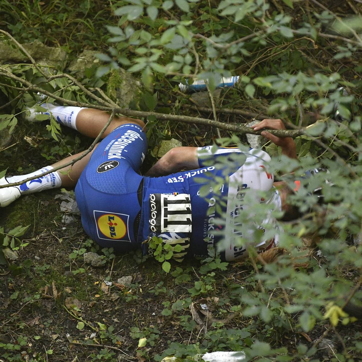 Lombardei Rundfahrt Remco Evenepoel Sturzt Von Brucke Schachmann Crasht Mit Auto