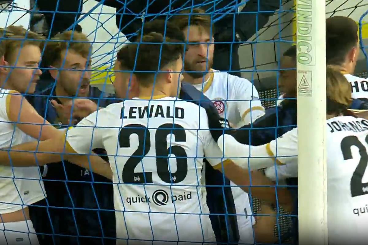 Rudelbildung! Plötzlich landen zehn Spieler im Netz