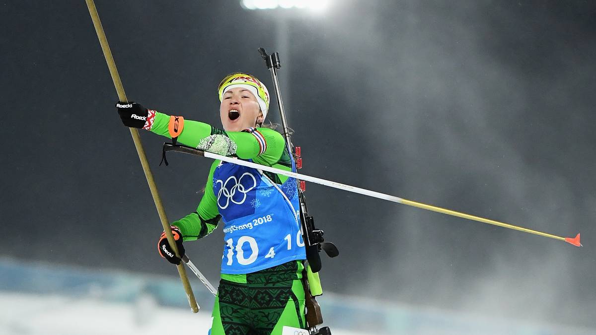 Domratschewa merkt es zunächst nicht und schwenkt den entblößten Flaggenstab weiter