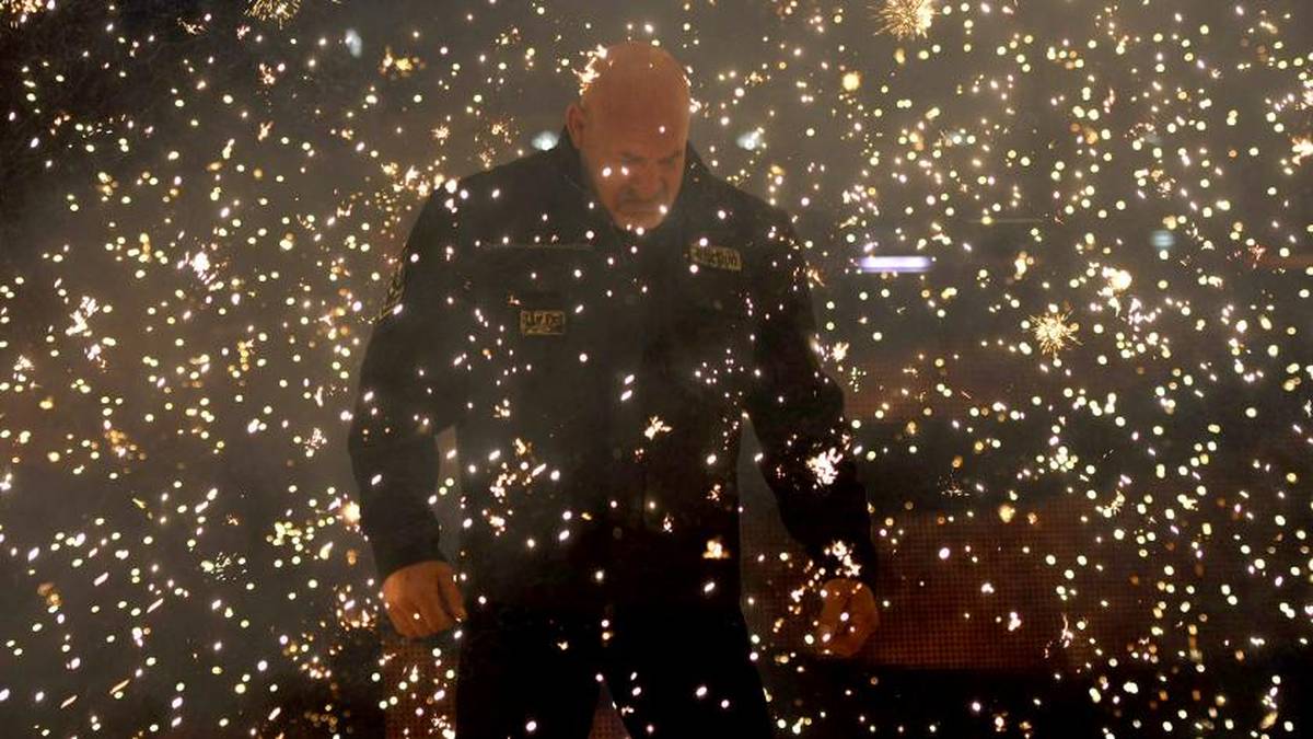 Im Oktober 2016 folgte der Moment, den viele Fans lange herbeigesehnt hatten: Bei der TV-Show Monday Night RAW nahm der inzwischen 49-Jährige eine Herausforderung seines alten Rivalen Brock Lesnar an