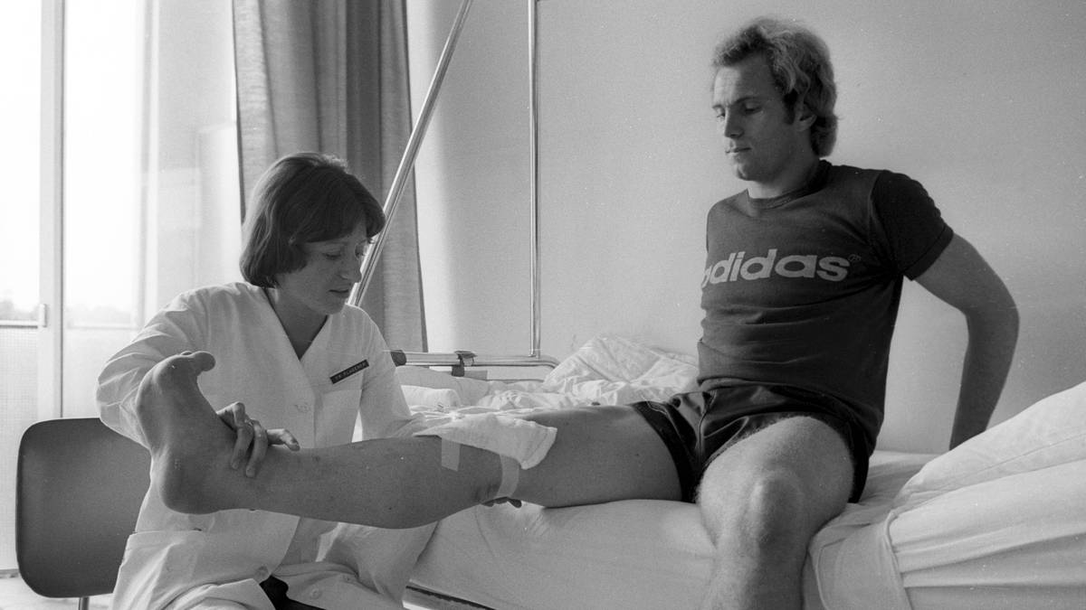 1975 verletzt sich Hoeneß im Europapokalfinale gegen Leeds United schwer. Vier Jahre später muss er im Alter von 27 Jahren wegen chronischer Kniebeschwerden endgültig aufhören