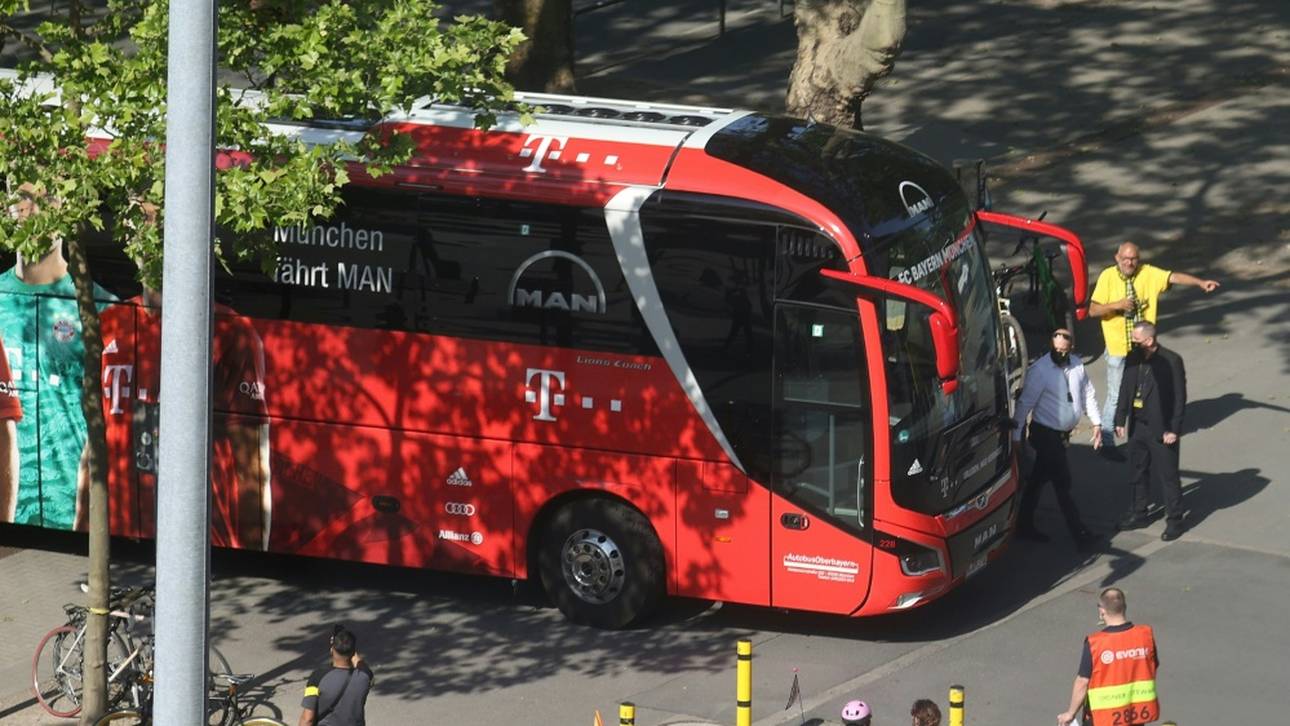 Verwirrter Mann beschädigt Bayern-Bus durch Wurf einer Vase