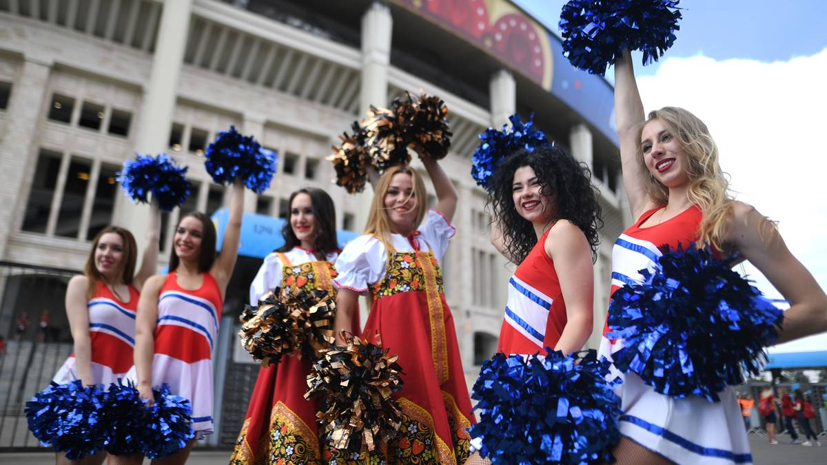 Deutsche Fans im Cheerleaderoutfit tanzen sich warm