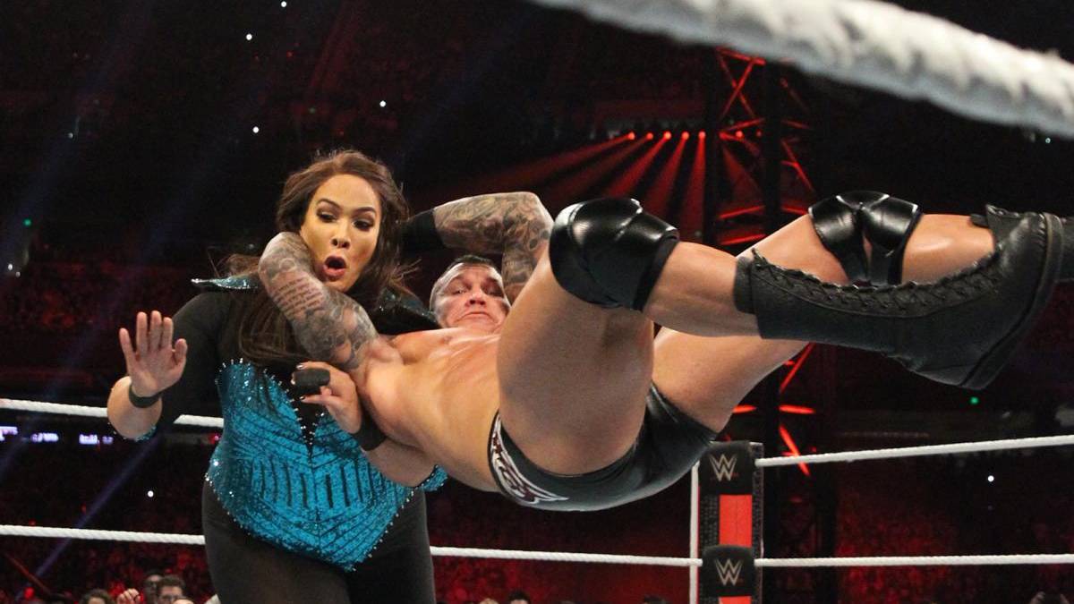 ... und setzt Jax schließlich zusammen mit seinen Geschlechtsgenossen Rey Mysterio und Dolph Ziggler schachmatt. Immerhin: Jax gelang vorher auch eine Eliminierung (die von Mustafa Ali)