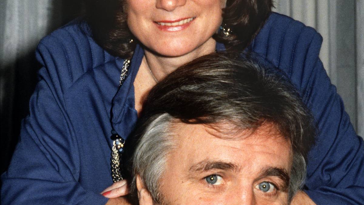 Mit einem Schuss aus einem Jagdgewehr durch die Toilettentür verletzte der damals 54-Jährige seine erste Ehefrau Helga (49) tödlich. Scholz wurde im Februar 1985 wegen fahrlässiger Tötung zu drei Jahren Haft verurteilt, bereits im August 1987 kam er frei. Der Berliner starb im Jahr 2000
   