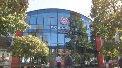 Der europäische Supercup verliert für die Fans auf Grund der verschärften Corona-Lage in Budapest an Attraktivität. 800 Fans des FC Bayern geben ihre Tickets für das Spiel am Donnerstag gegen Europa-League-Sieger FC Sevilla zurück.